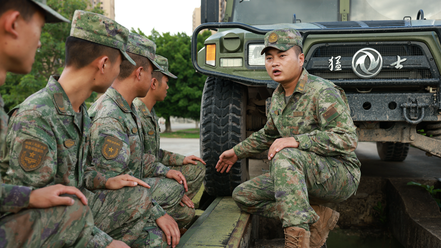 馳騁向戰的鐵騎尖兵——記“最美新時(shí)代革命軍人”向躍東