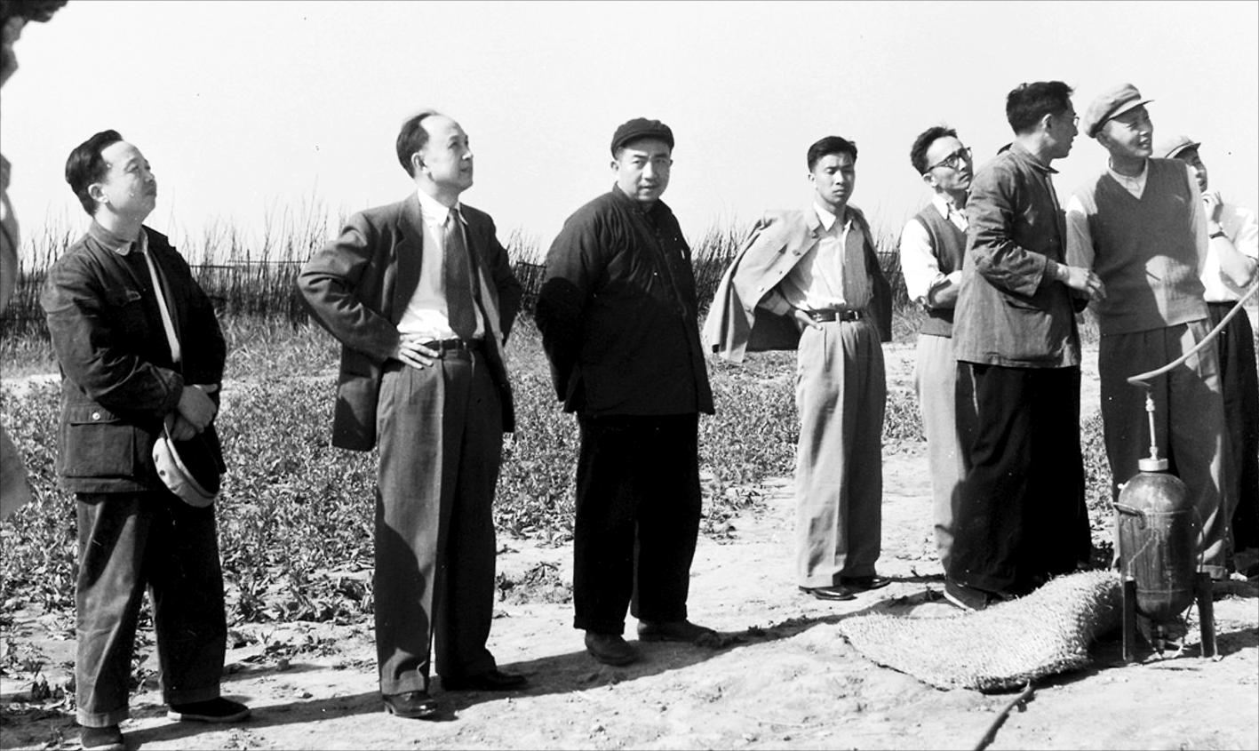 楊南生(右三)陪同錢(qián)學(xué)森(左三)觀(guān)看T-7M試驗探空火箭的發(fā)射(航天科技集團四院提供)