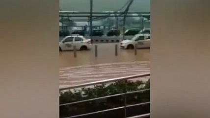 印度：新德里遭受暴雨襲擊 機場(chǎng)積水嚴重