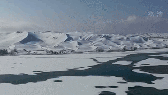 新疆：罕見(jiàn)！塔克拉瑪干沙漠降雪 “沙海”變“雪海”